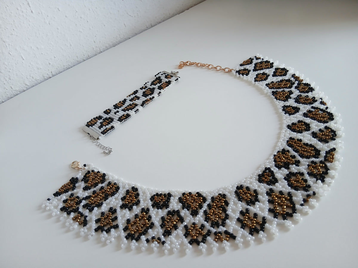 Leopard print collar