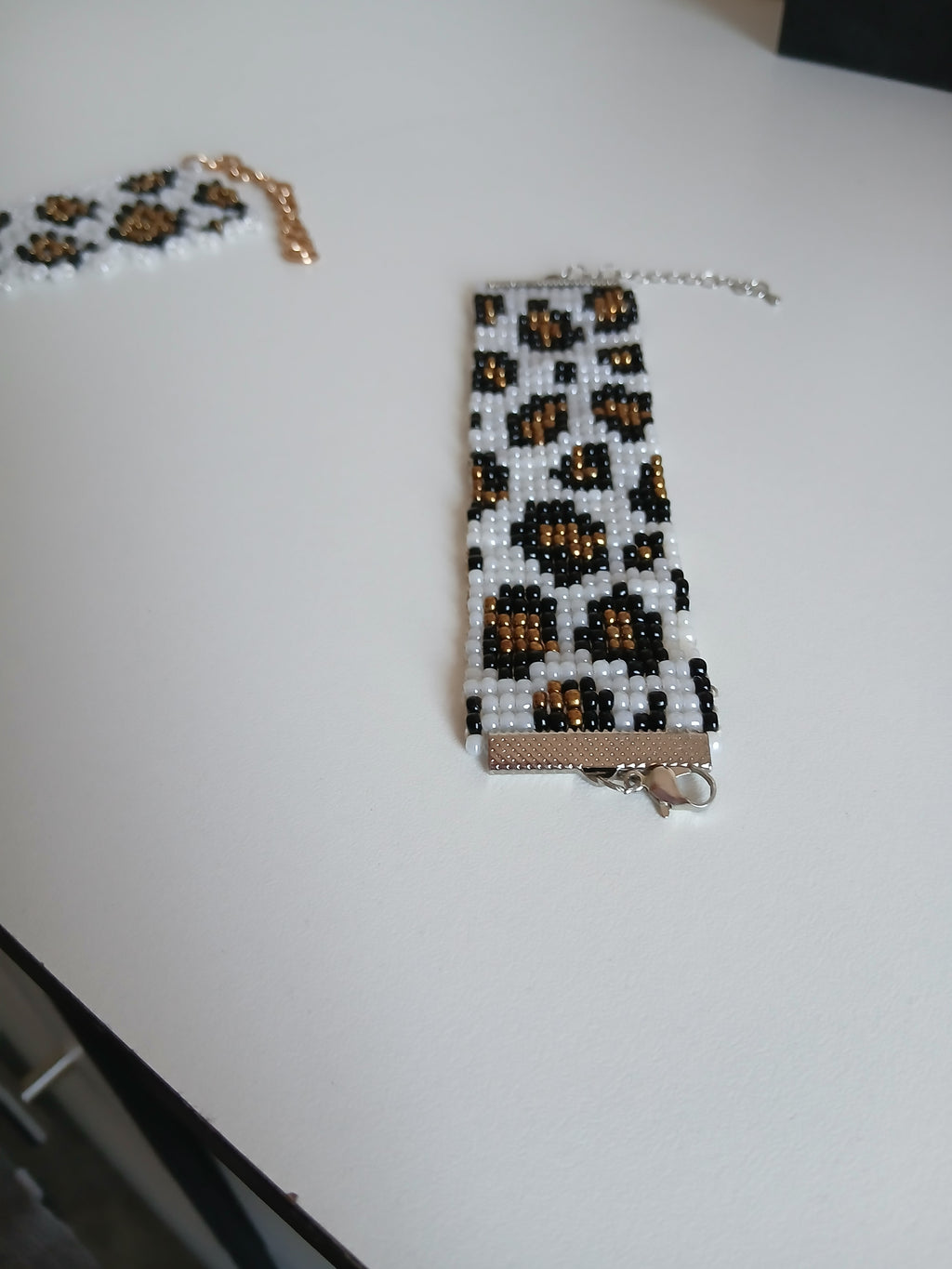 Leopard print collar