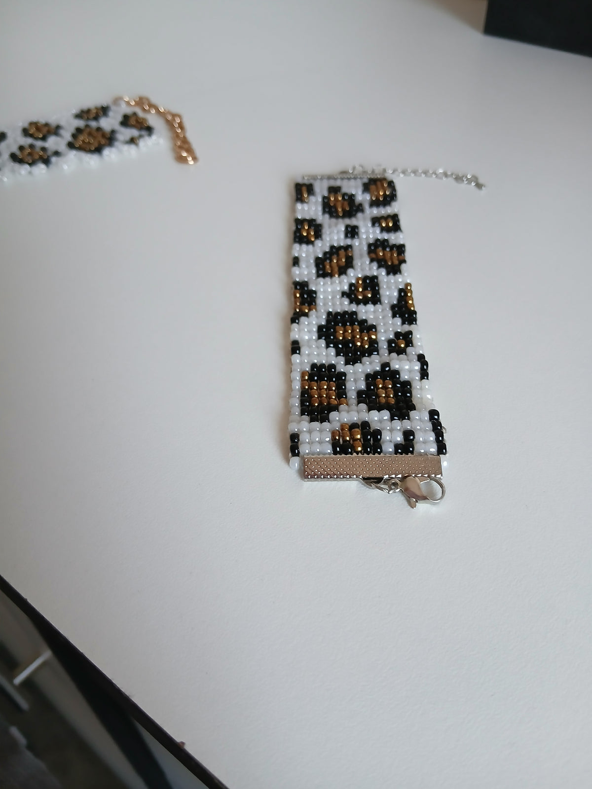 Leopard print collar